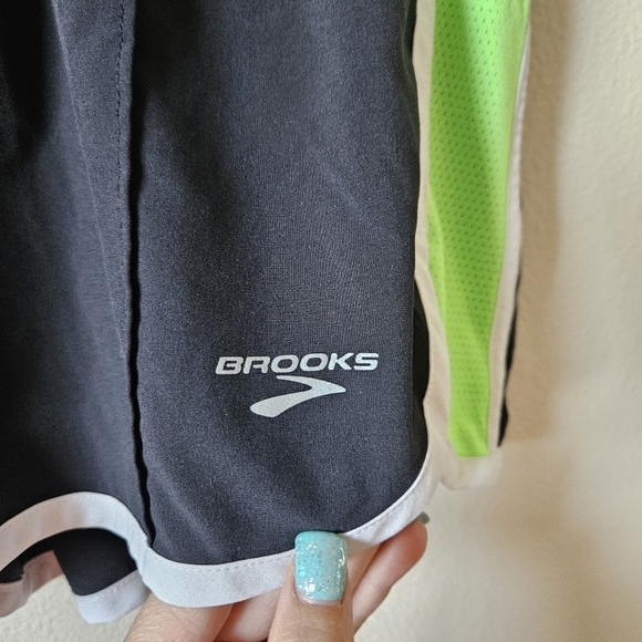 Brooks Women's Black and Green Running Shorts M - Picture 3 of 8